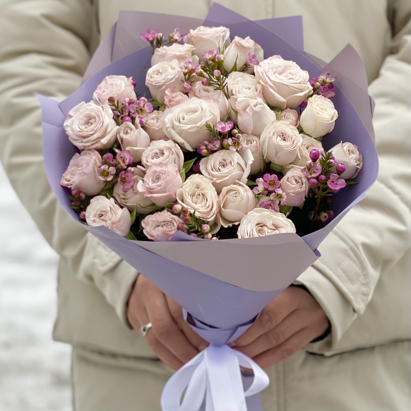 9 кустовых розовых роз Ангел Бомбастик с шамелациумом